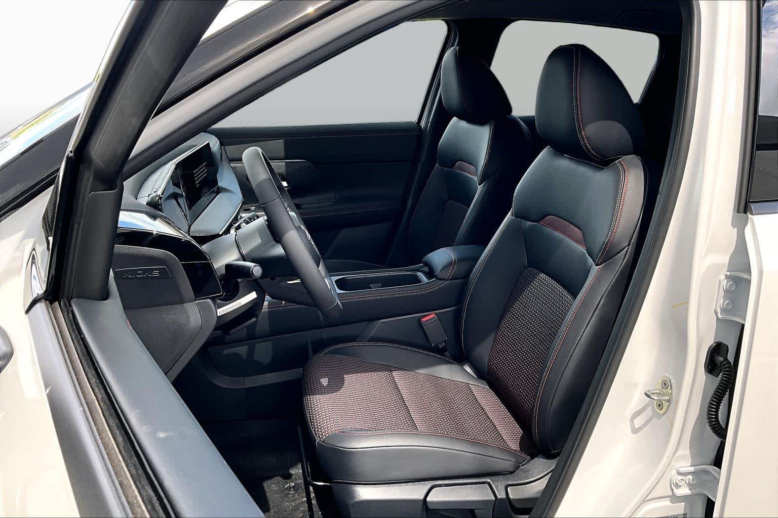 New 2026 Aspen White Tricoat/Super Black Nissan SR image 15