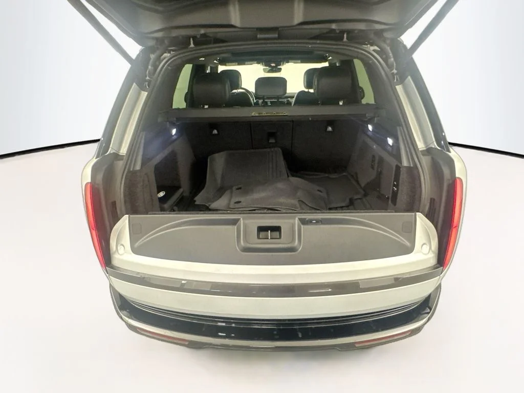 Used 2023 Silver Land Rover SE image 26
