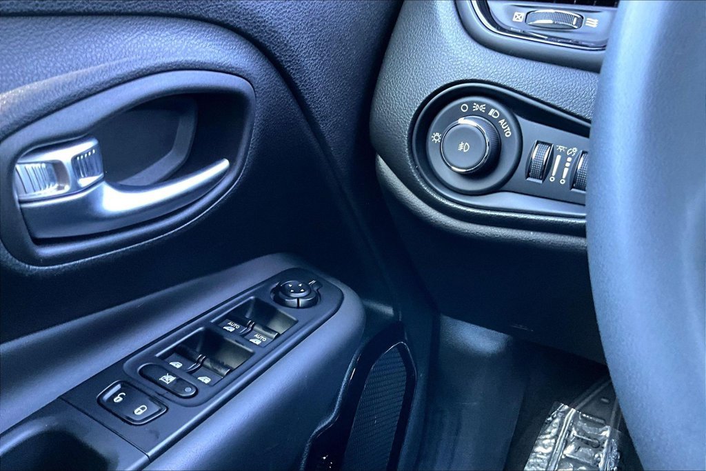 Used 2022 Teal Jeep Altitude image 16