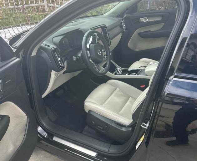 Used 2023 Onyx Black Metallic Volvo Ultimate Dark Theme image 2