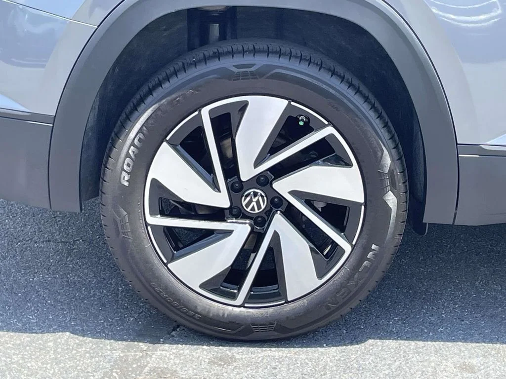 Used 2025  Volkswagen 2.0T SE w/Technology image 13