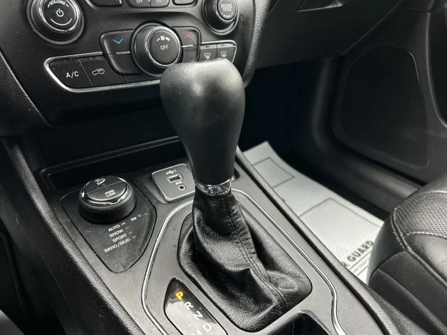 Used 2021 White Jeep Latitude Lux image 45