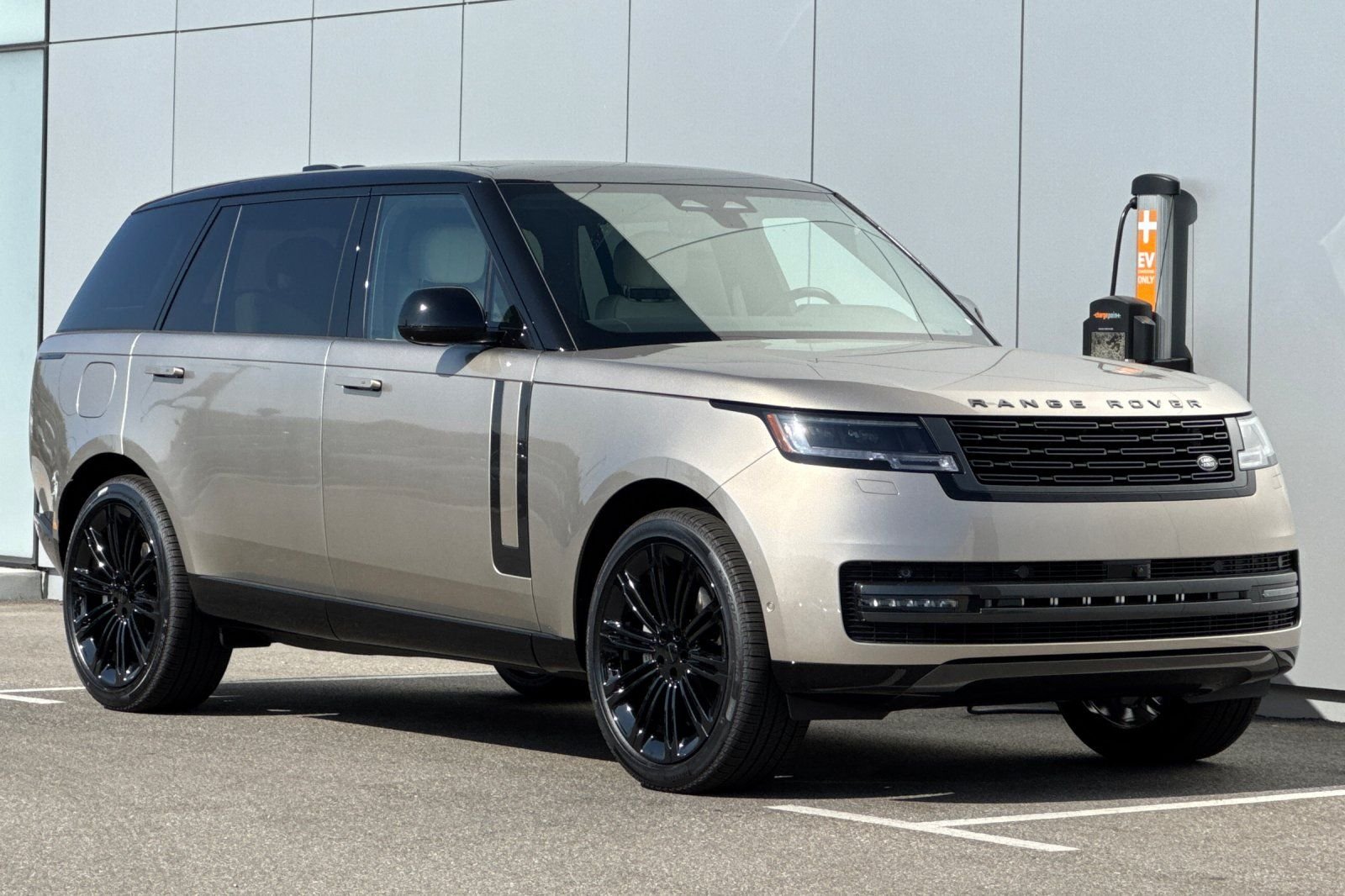 New 2026 Batumi Gold Land Rover SE image 7