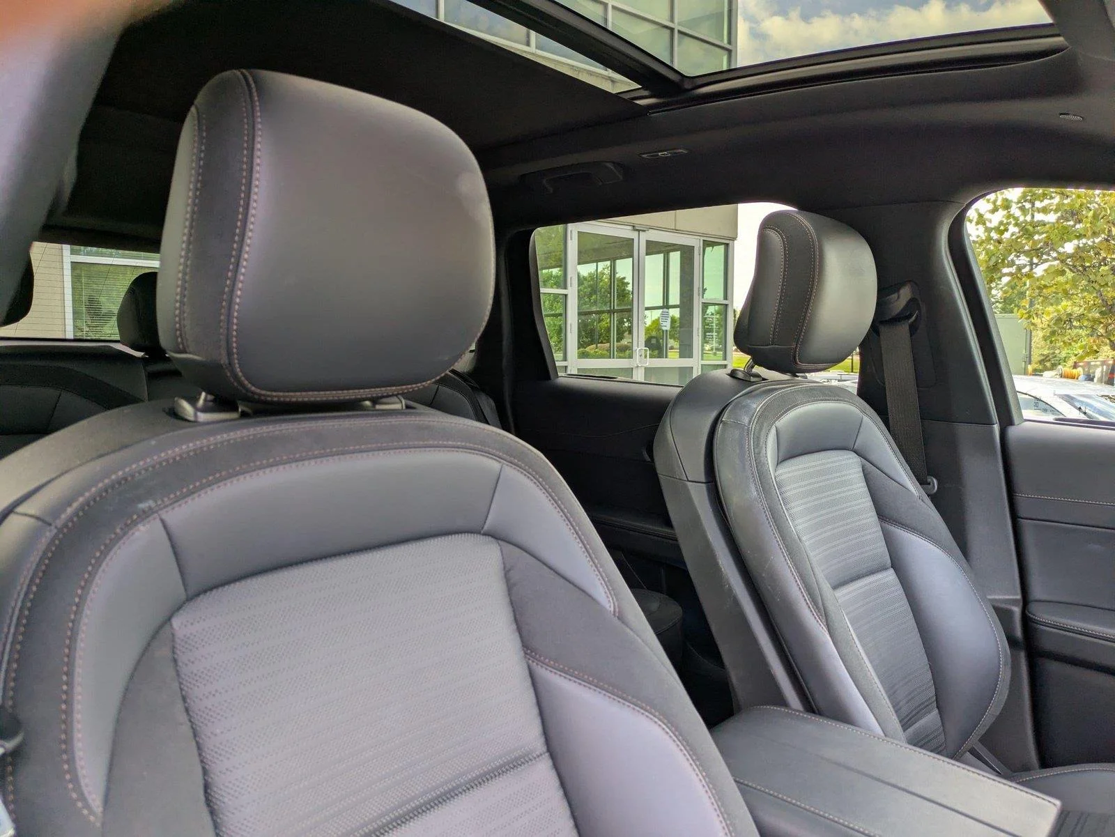 Used 2025 White Platinum Metallic Tri-Coat Lincoln Reserve image 34
