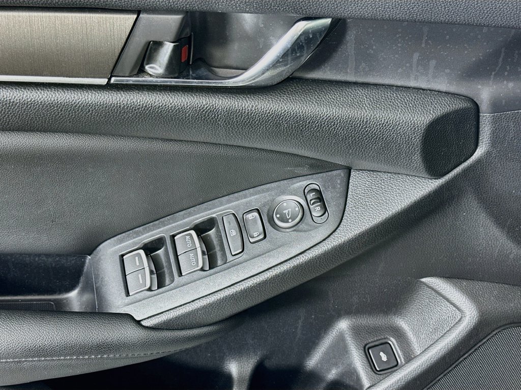 2019 Honda Accord LX - Photo 17