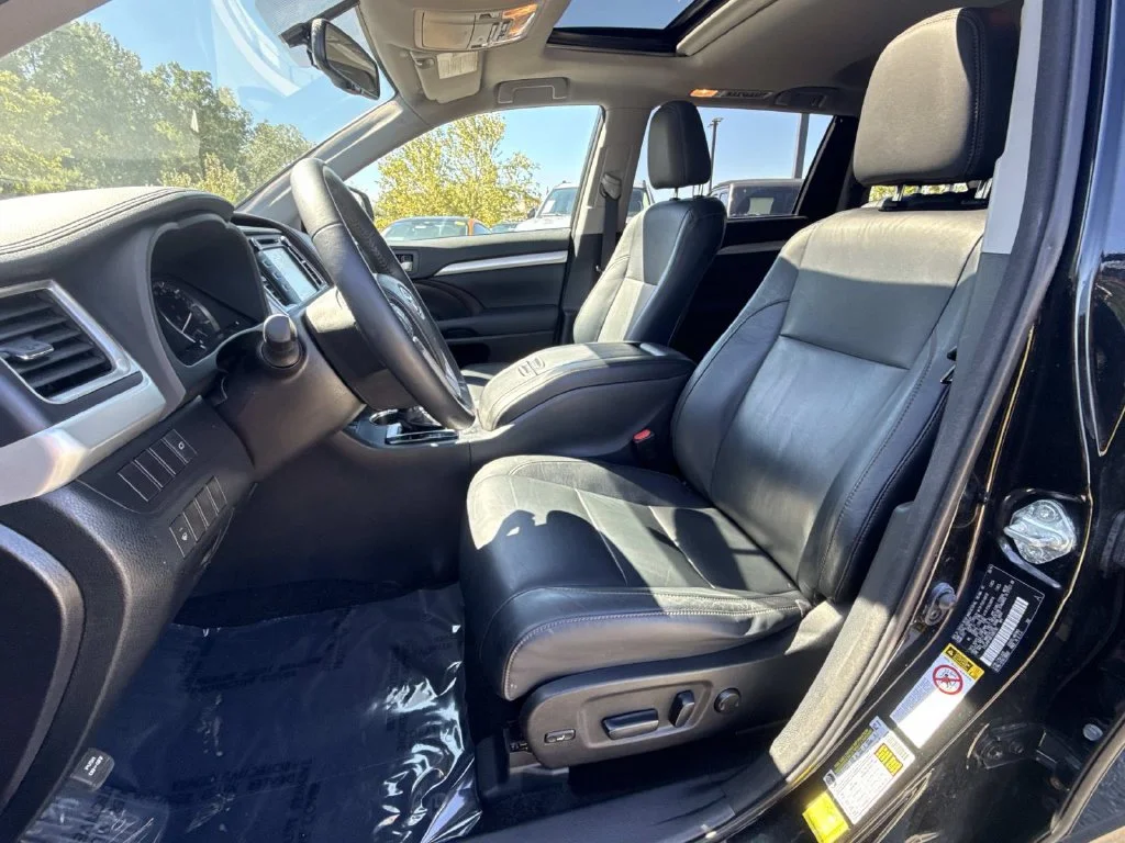 Used 2015 Black Toyota XLE V6 image 15