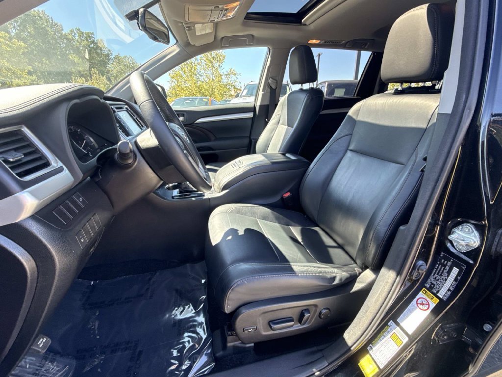 Used 2015 Black Toyota XLE V6 image 15