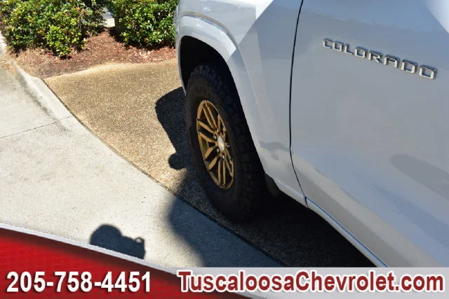 Used 2023 SUMMIT WHITE Chevrolet 4WD LT image 17