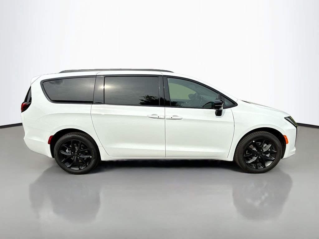 New 2027 Bright White Clear-Coat Exterior Paint Chrysler Limited image 3