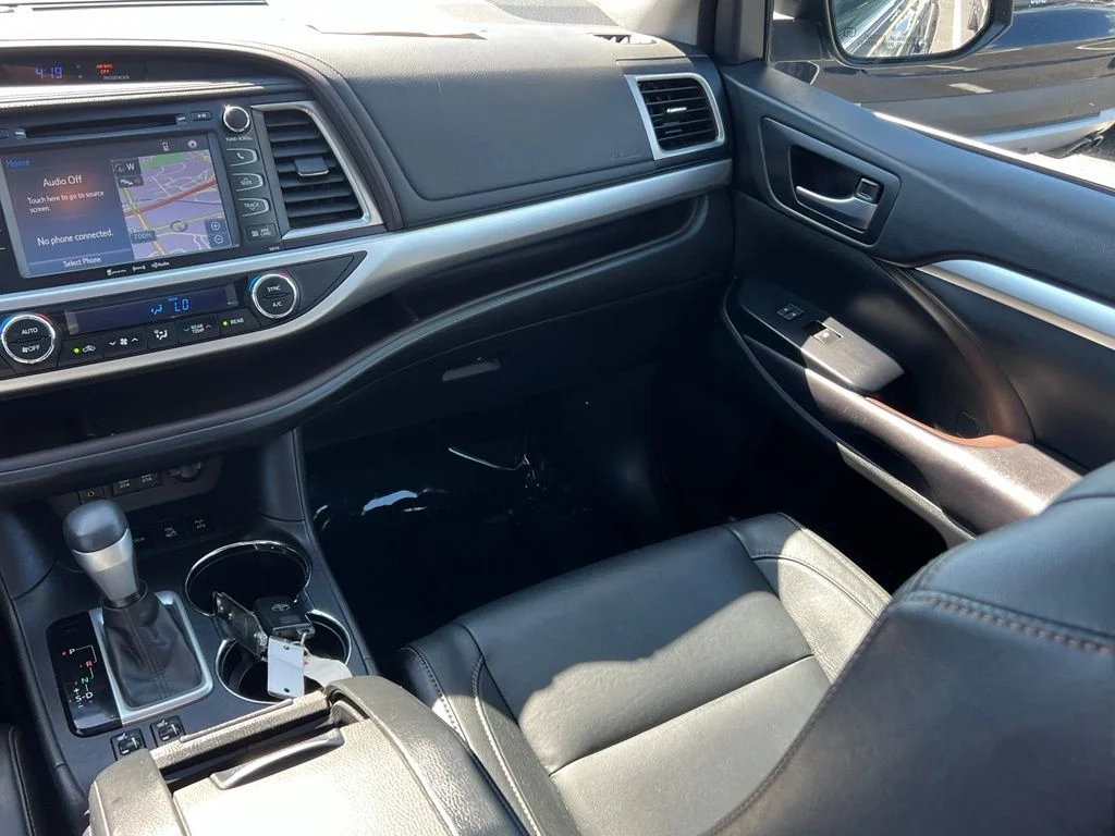 Used 2017 Predawn Gray Mica Toyota XLE image 19