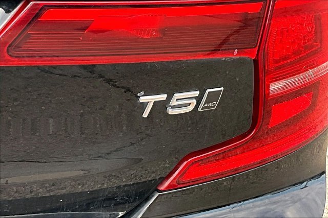 Used 2018 Black Stone Volvo T5 Momentum image 27