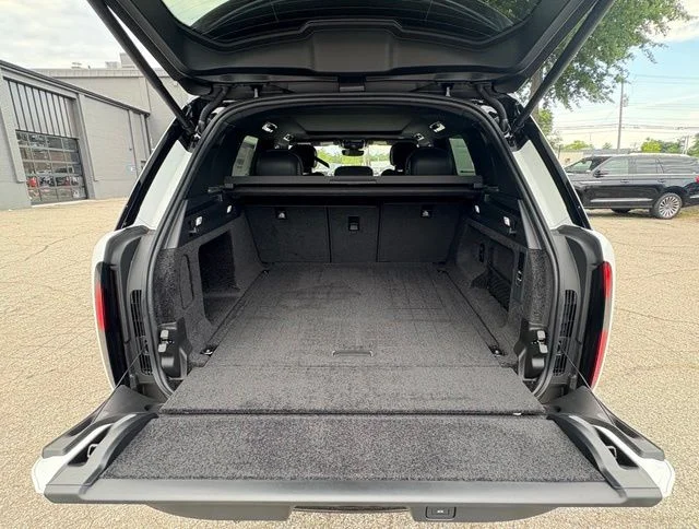 New 2026 Fuji White Land Rover SE image 45