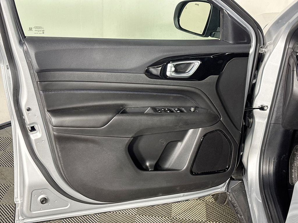 New 2026 Silver Zynith Metallic Clearcoat Jeep Latitude image 10