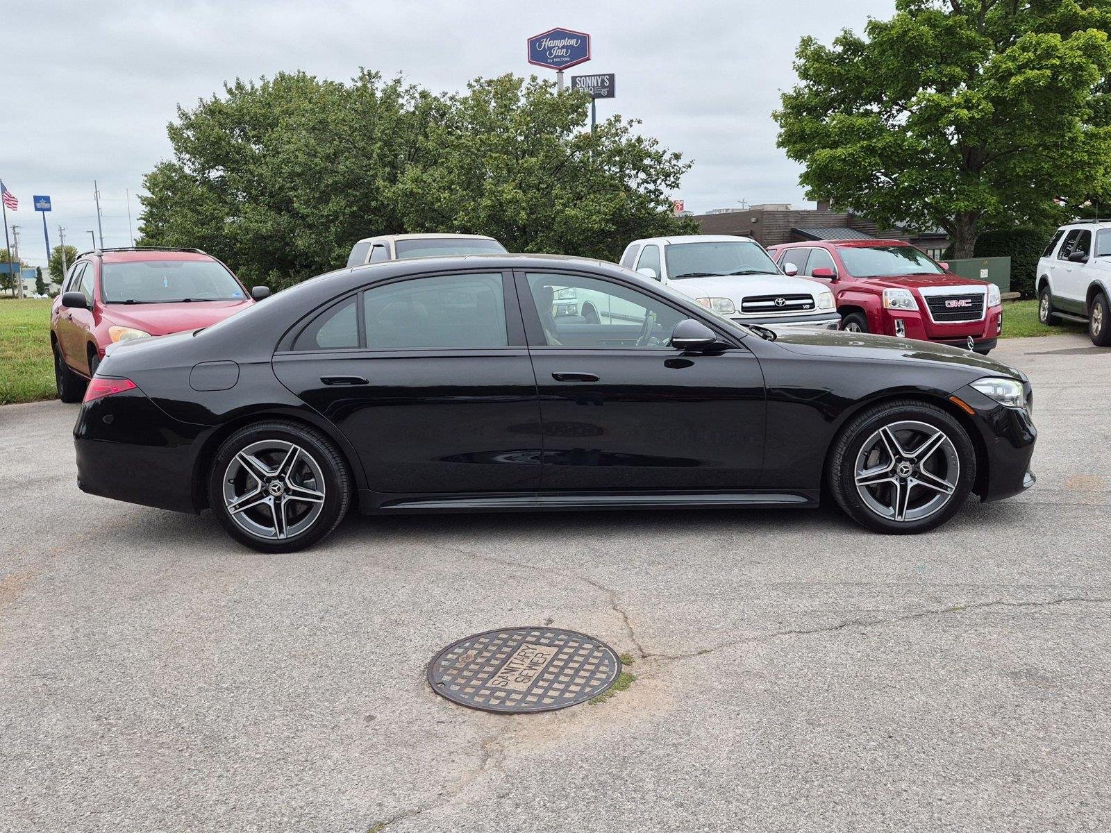 Used 2025 Obsidian Black Metallic Mercedes-Benz S 580e image 6
