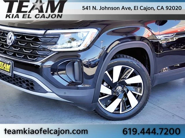 Used 2024  Volkswagen 2.0T SE w/Technology image 3