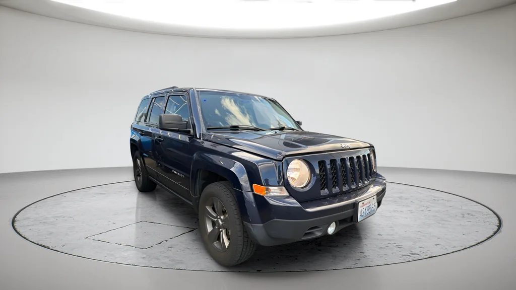 Used 2015 Blue Jeep Latitude image 3