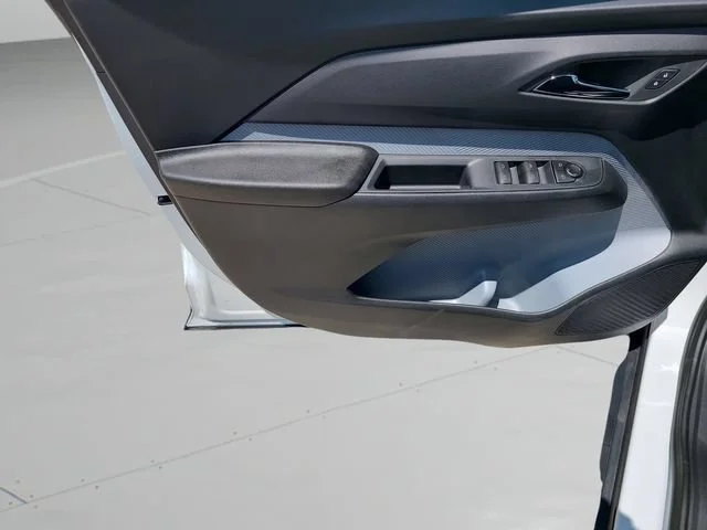 New 2027 Summit White Chevrolet LT image 17
