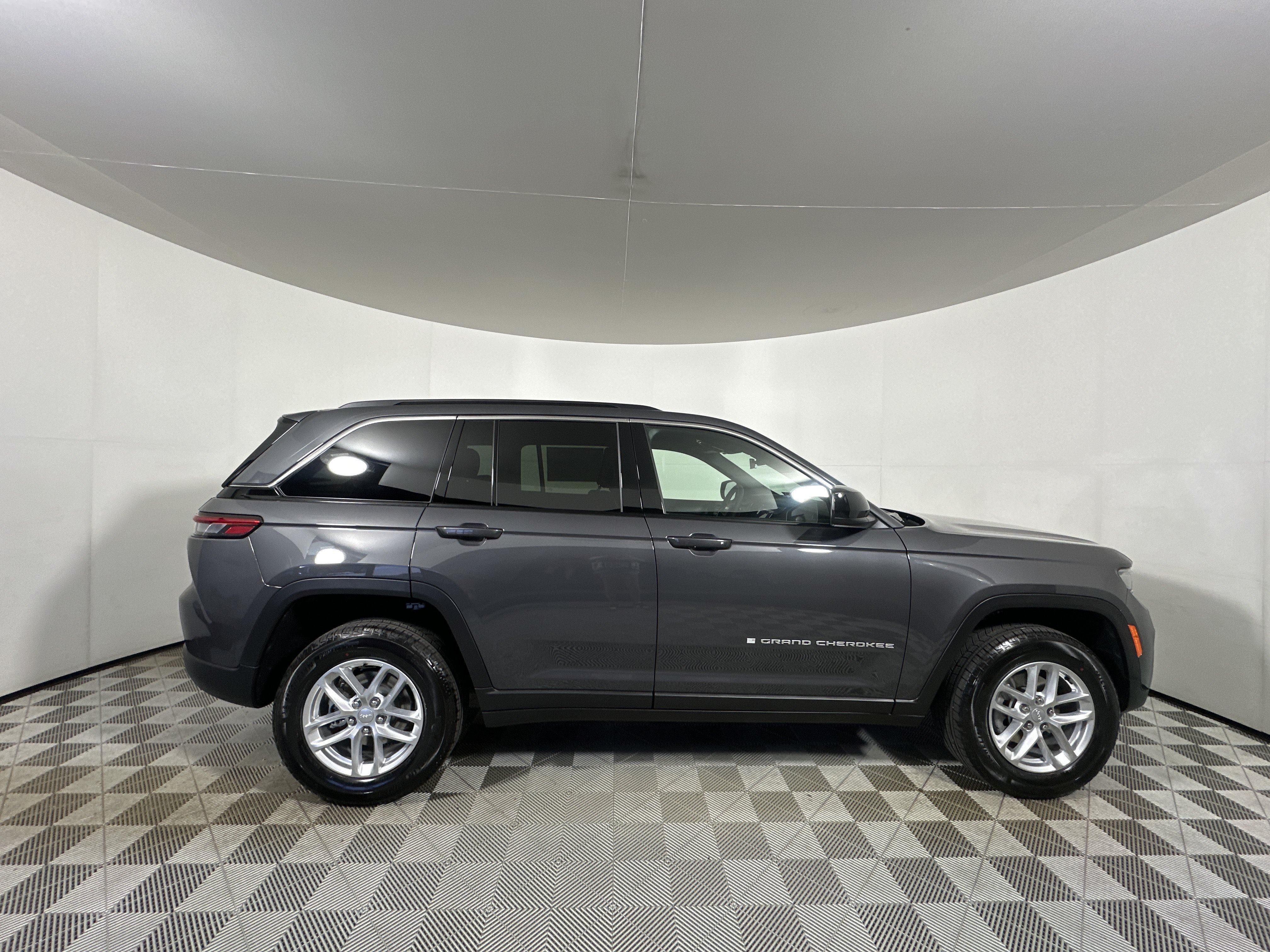 New 2026 Baltic Gray Metallic Clear-Coat Exterior Paint Jeep Laredo X image 8
