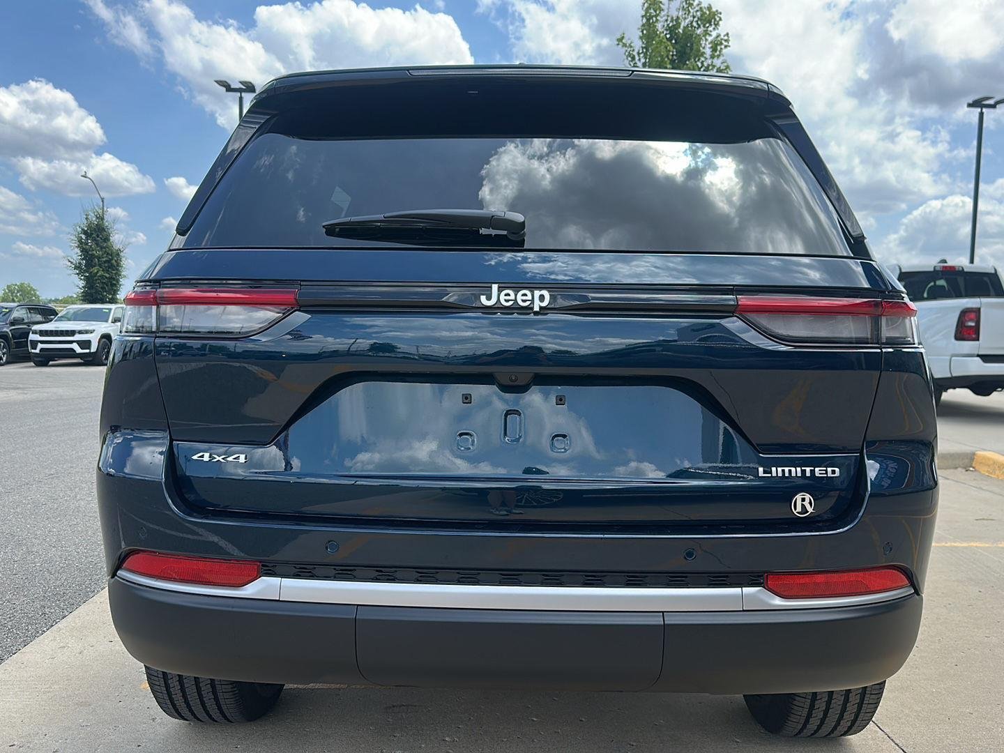 New 2026 Fathom Blue Pearl-Coat Exterior Paint Jeep Limited image 3