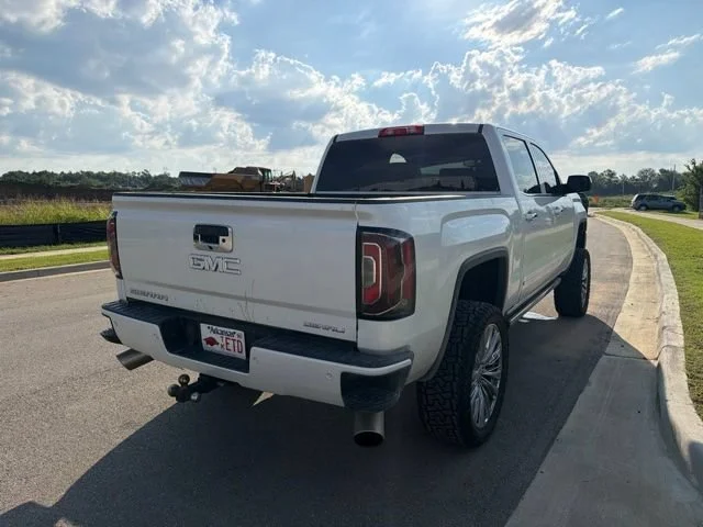 Used 2017 WHITE FROST TRICOAT GMC Denali image 3
