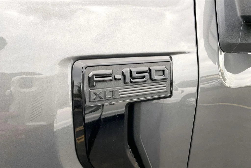 New 2026 Carbonized Gray Metallic Ford XLT image 7
