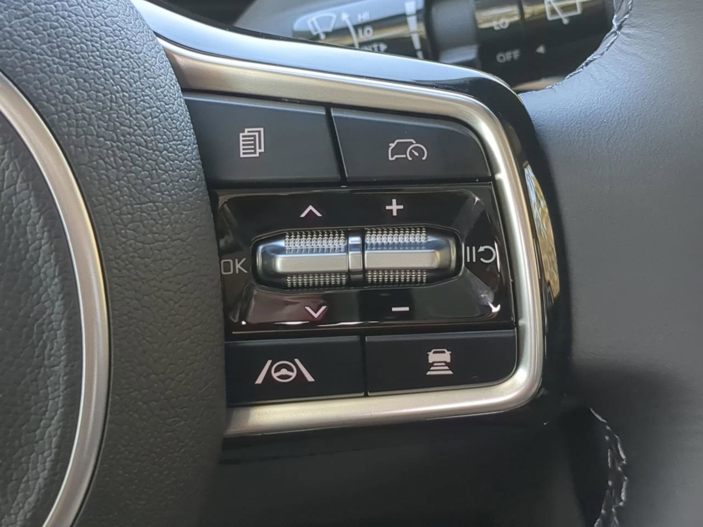 New 2026 Snow White Pearl Kia EX image 31