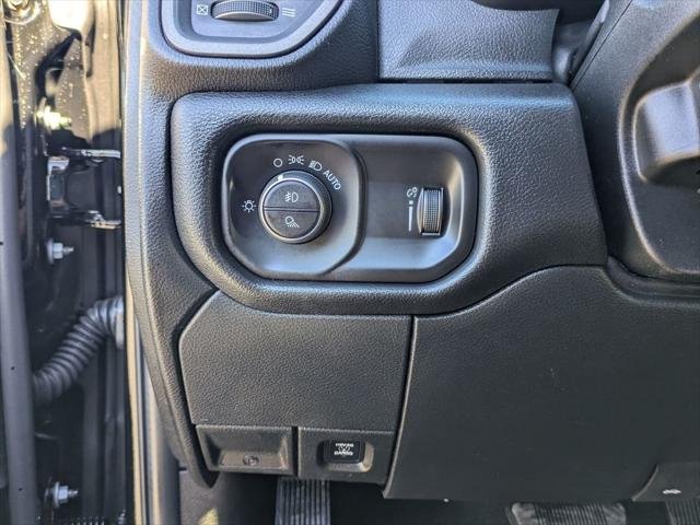 New 2026 Diamond Black Crystal Pearl-Coat Exterior Paint RAM TRADESMAN image 19