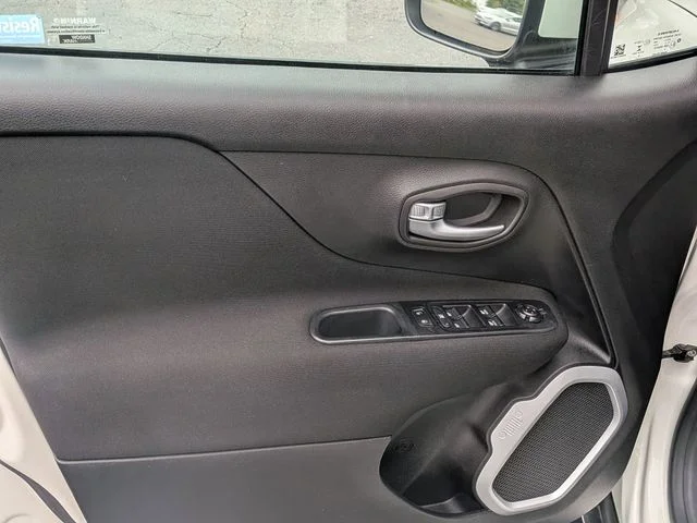 Used 2019 White Jeep Latitude image 12