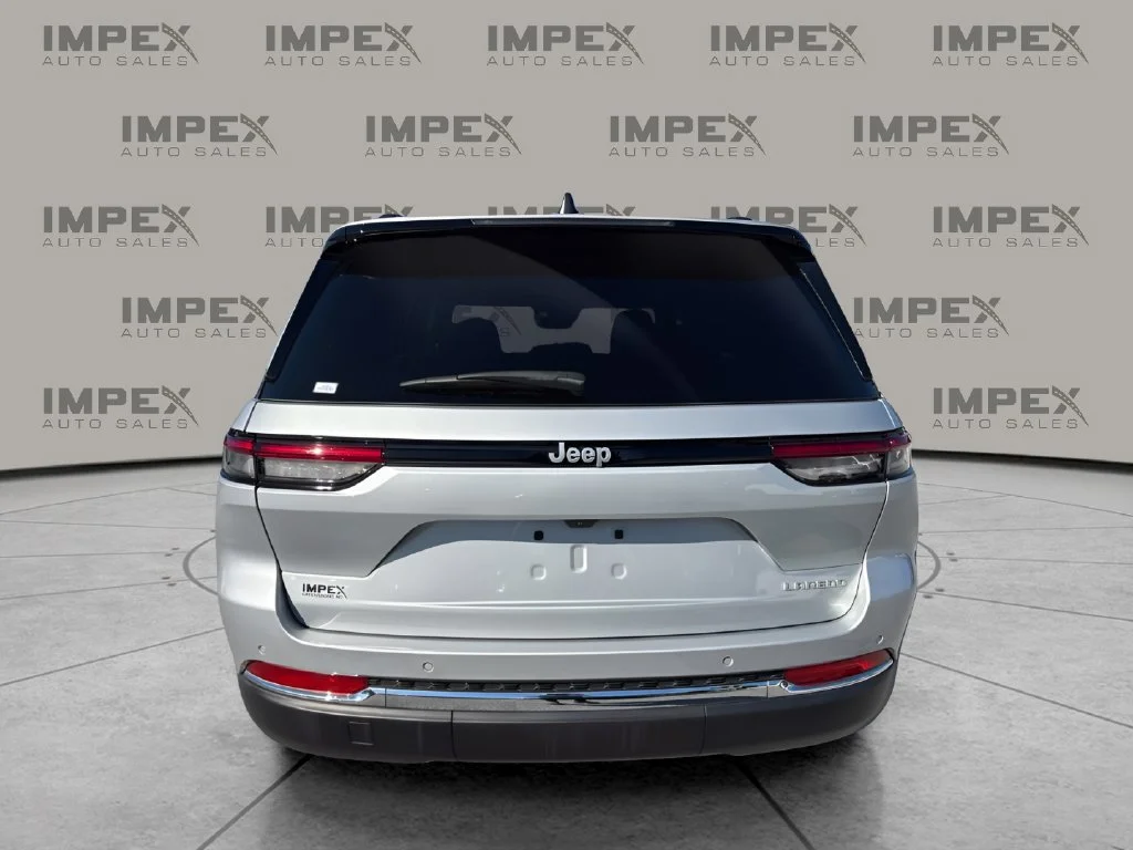 Used 2024 Silver Jeep Laredo image 4