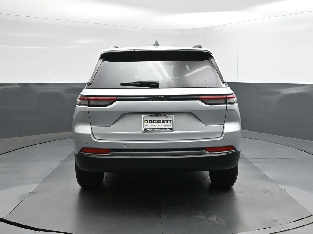 New 2026 Silver Zynith Exterior Paint Jeep Altitude image 8