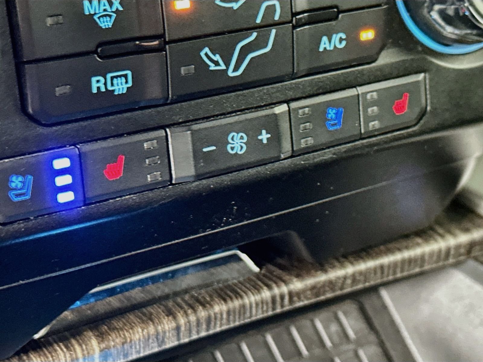 Used 2020 Black Metallic Ford Lariat image 21