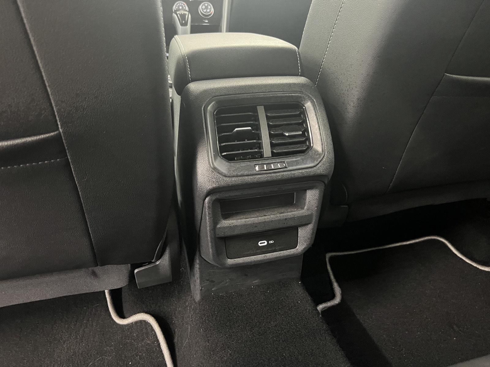 2023 Volkswagen Taos SE - Photo 28