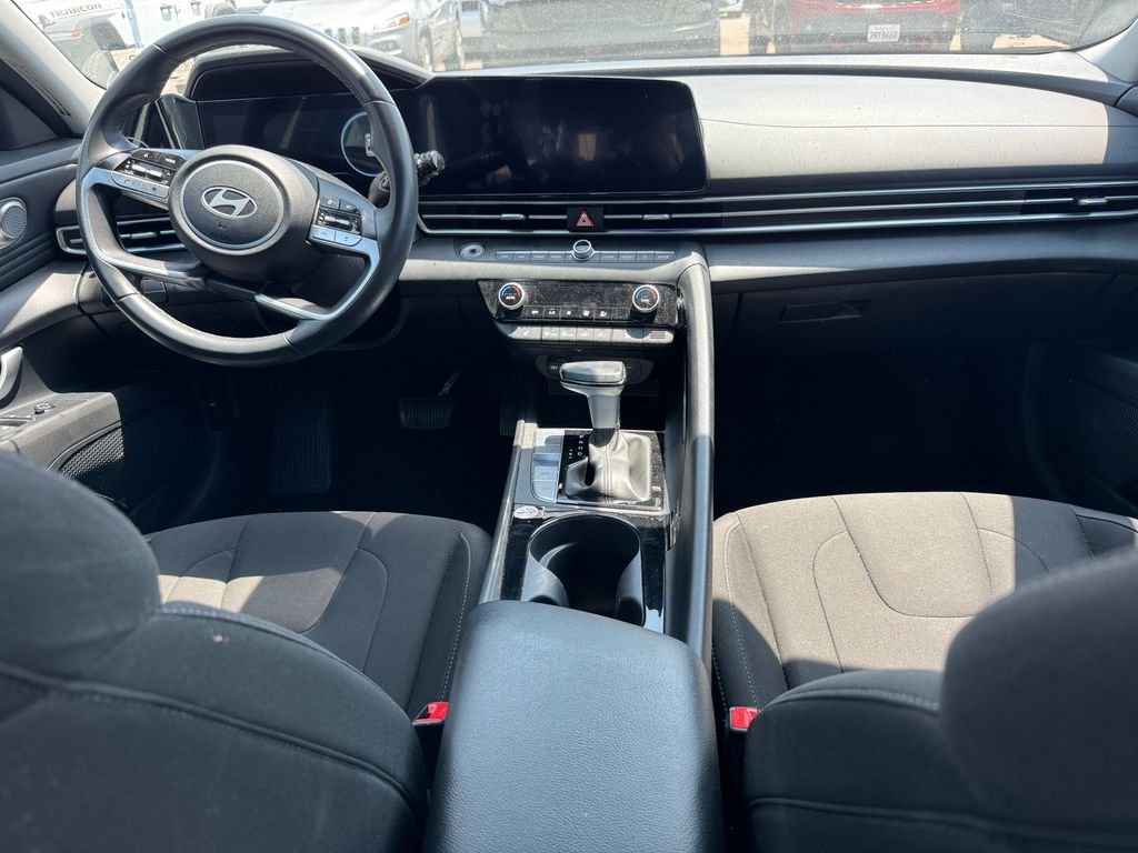 Used 2025 White Hyundai SEL Convenience image 6