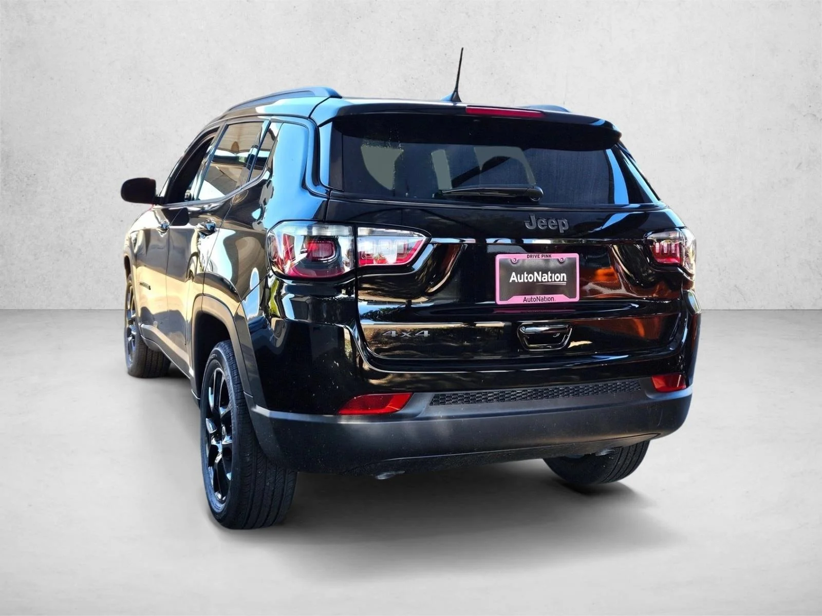 New 2026 Diamond Black Crystal Pearlcoat Jeep Latitude Altitude image 9
