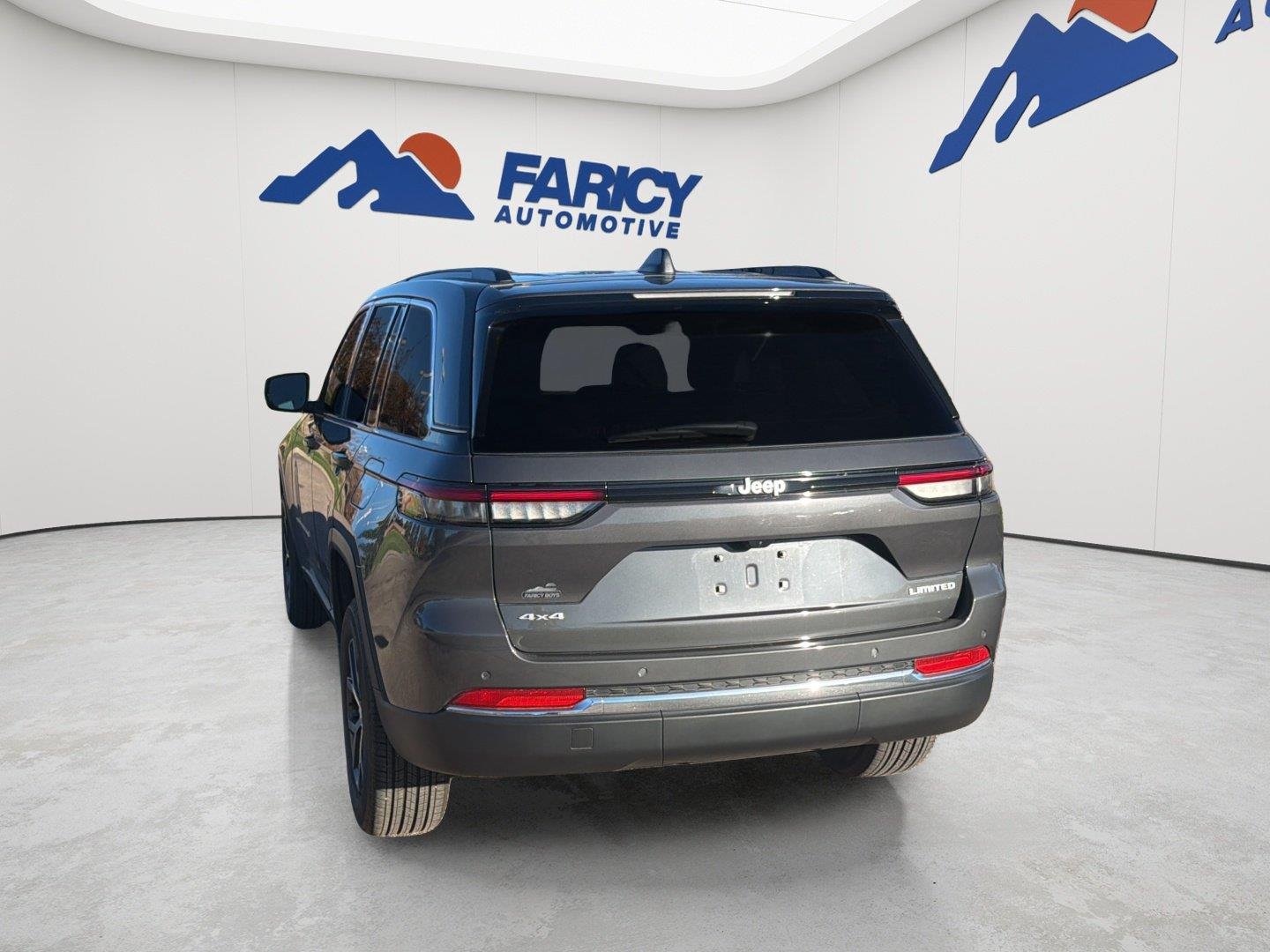 Used 2025  Jeep Limited image 11