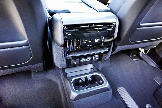 New 2026 Bright White Clear-Coat Exterior Paint Jeep Limited Altitude image 25