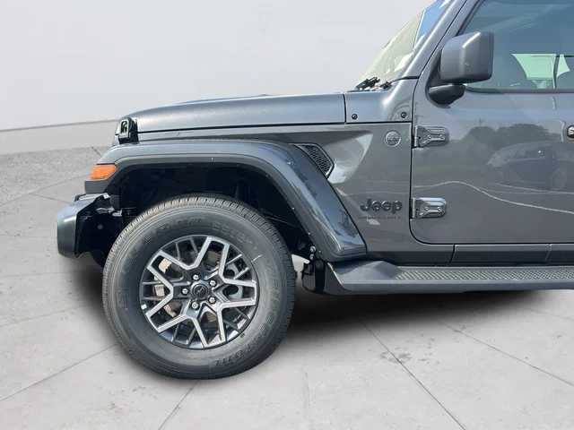 New 2026 Granite Crystal Metallic Clear-Coat Exterior Paint Jeep Sahara image 38