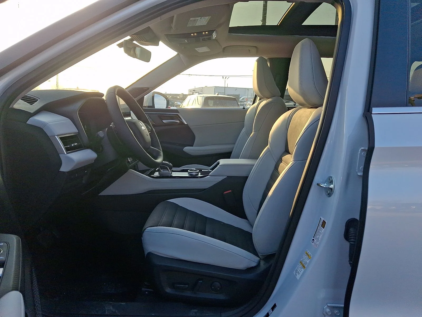 New 2026 White Mitsubishi SE image 12