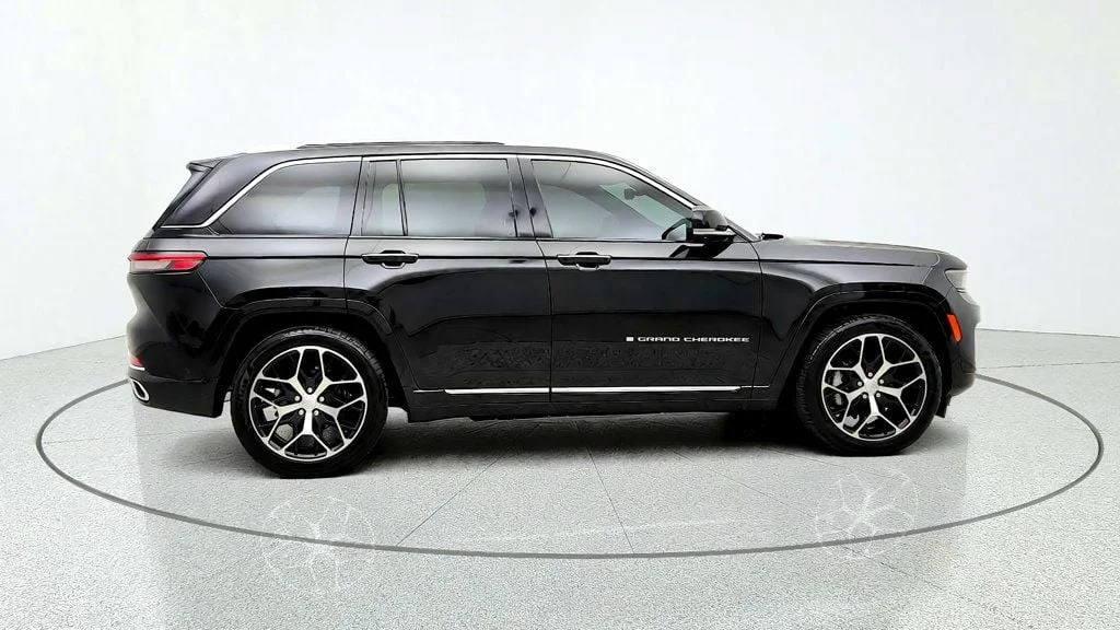 Used 2023 Diamond Black Crystal Pearlcoat Jeep Summit Reserve 4x4 image 4