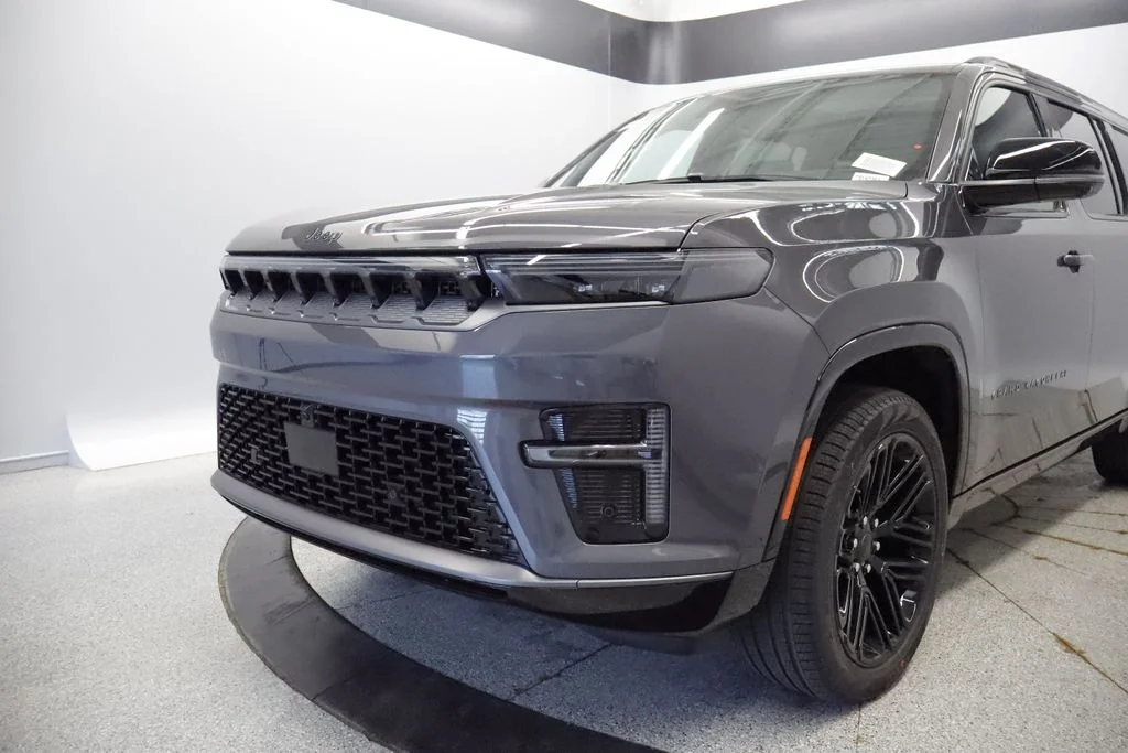 New 2026 Baltic-Gray Metallic Clear-Coat Exterior Paint Jeep Limited Reserve image 6