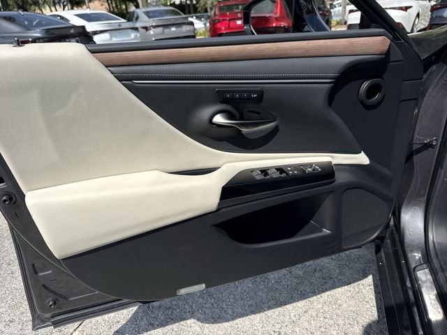 2025 Lexus ES Hybrid 300h - Photo 13