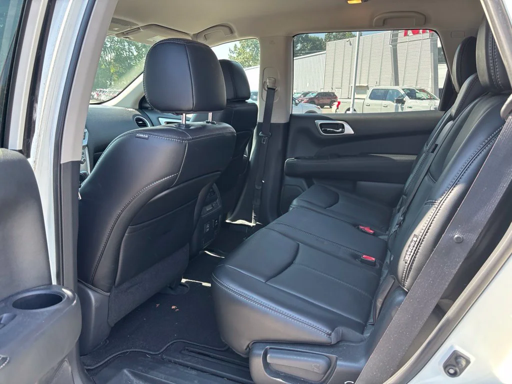Used 2018 White Nissan SL image 7