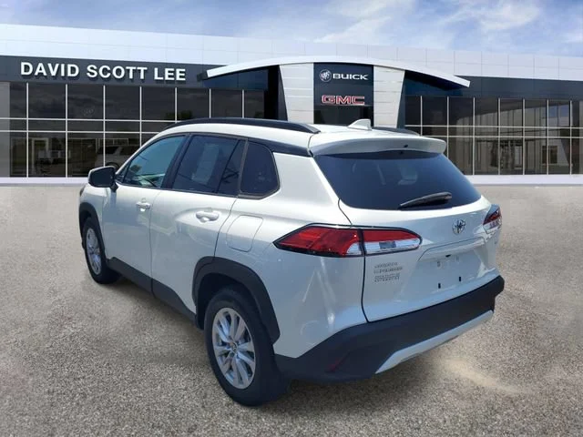 Used 2022 Wind Chill Pearl Toyota LE image 3
