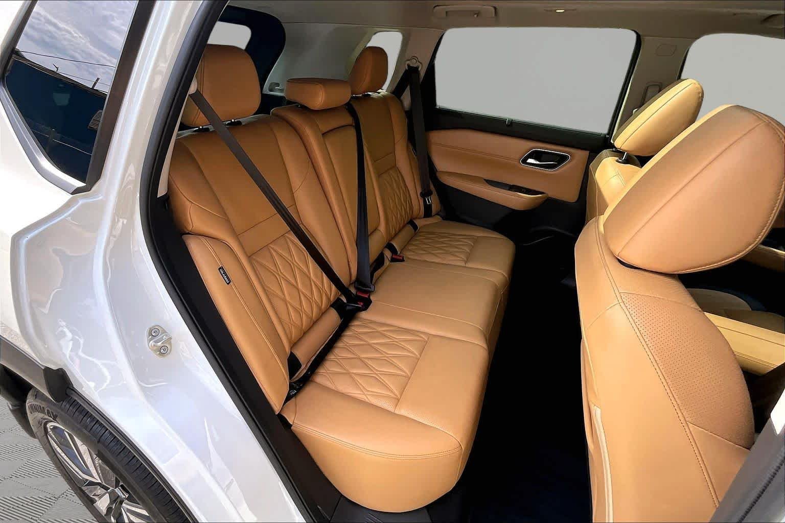 Used 2023 Pearl White Tricoat/Super Black Nissan Platinum image 20