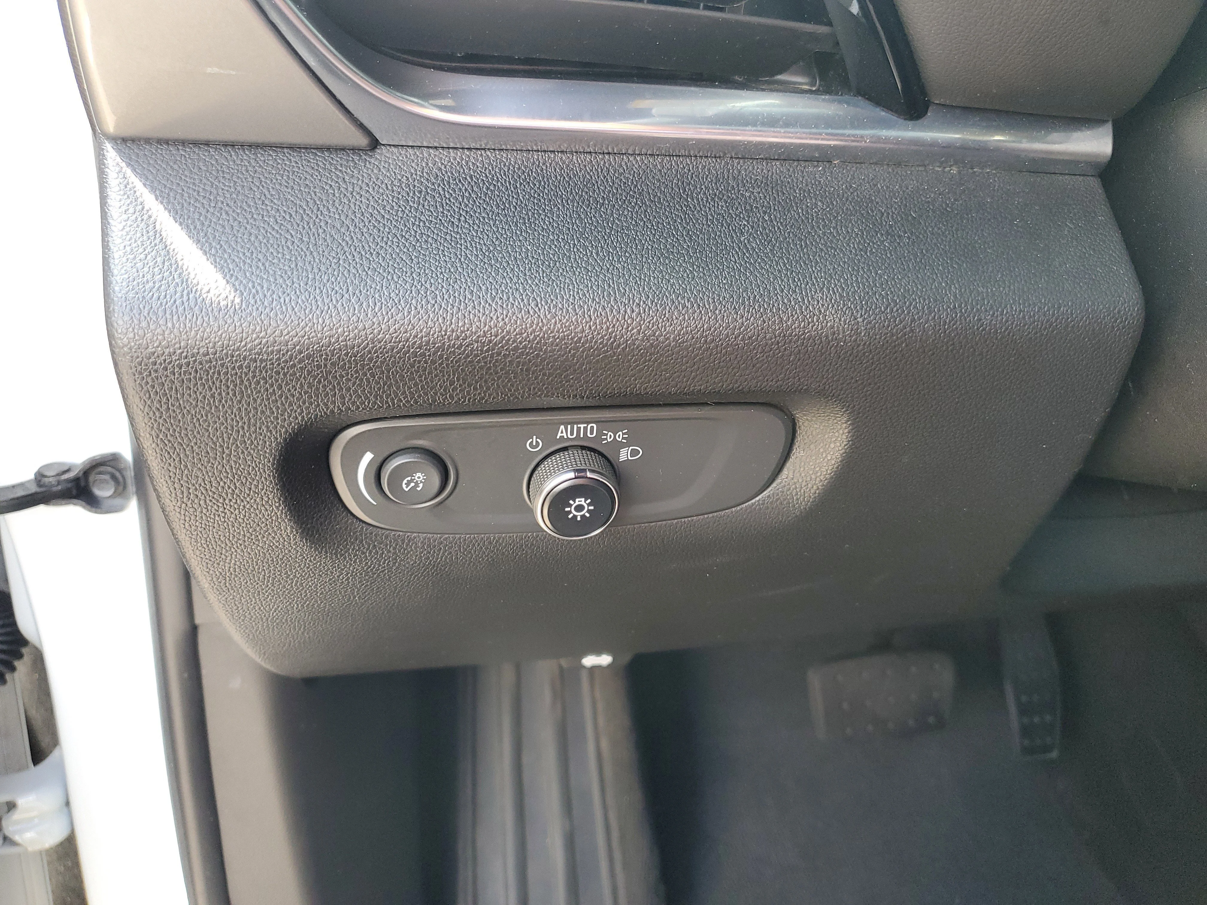 Used 2023 Summit White Chevrolet LT Cloth image 21
