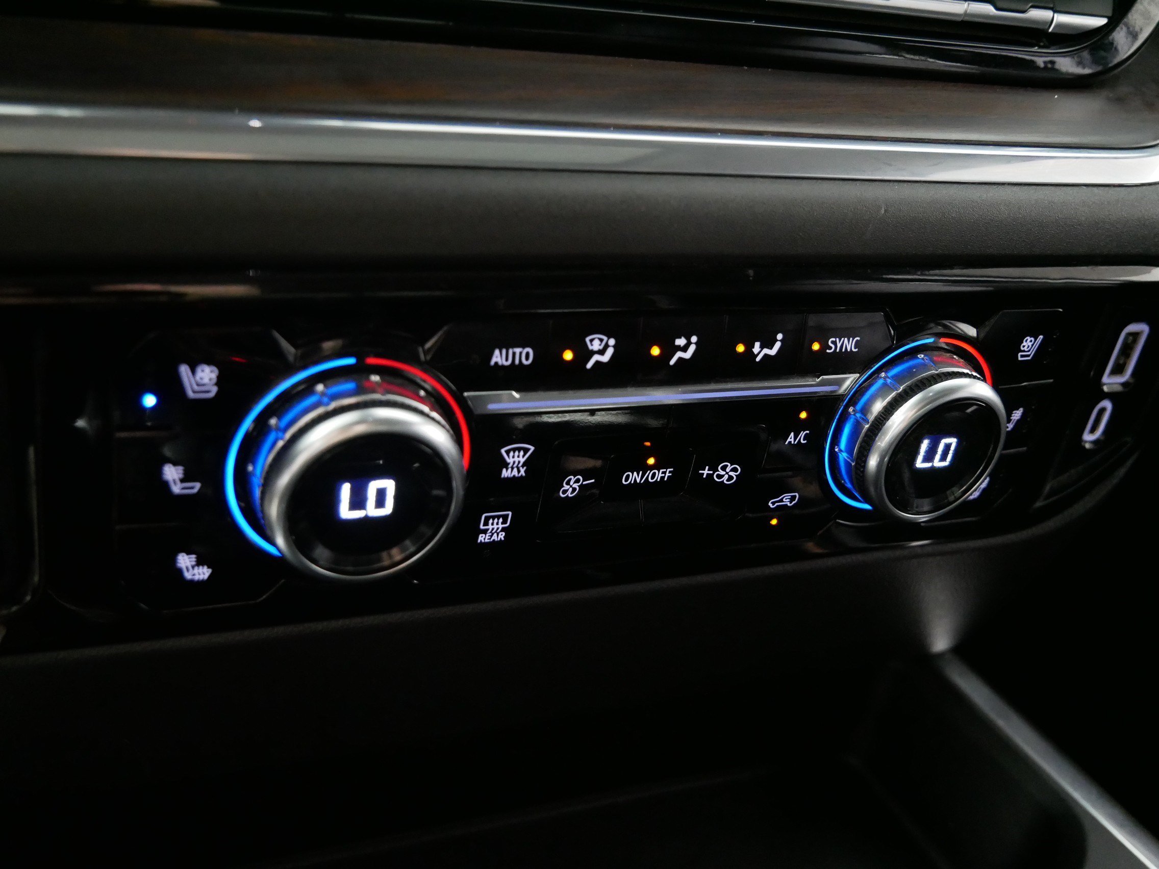 Used 2023 Titanium Rush Metallic GMC SLT image 23