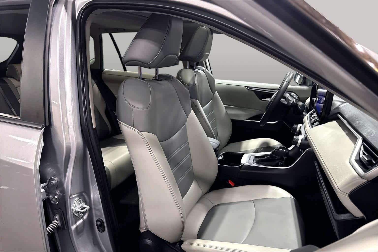 Used 2023 Silver Sky Metallic Toyota XLE Premium image 9