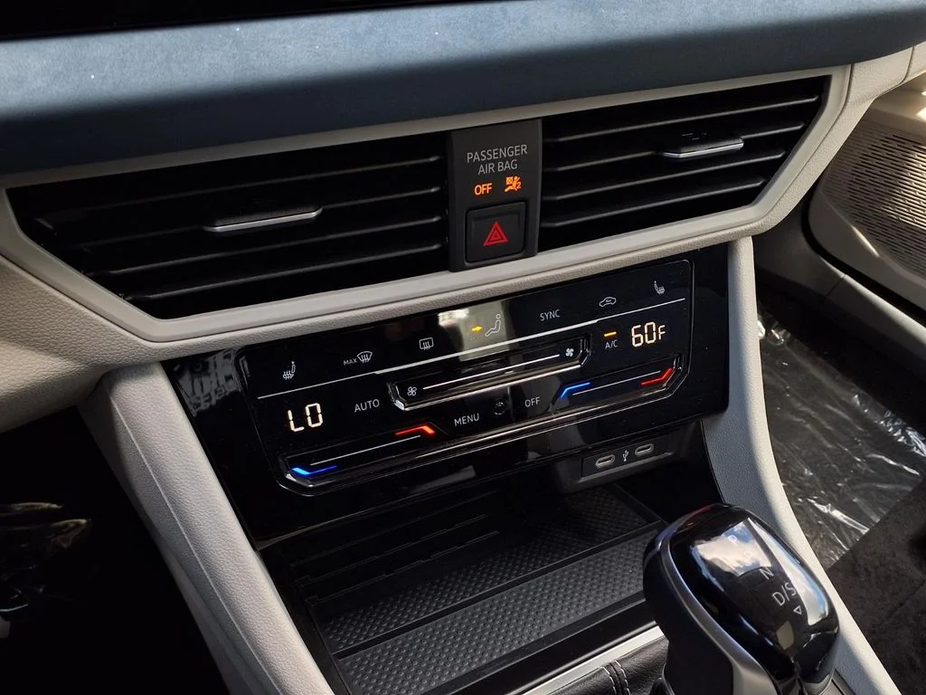 New 2026 Deep Black Pearl Volkswagen 1.5T SE image 19