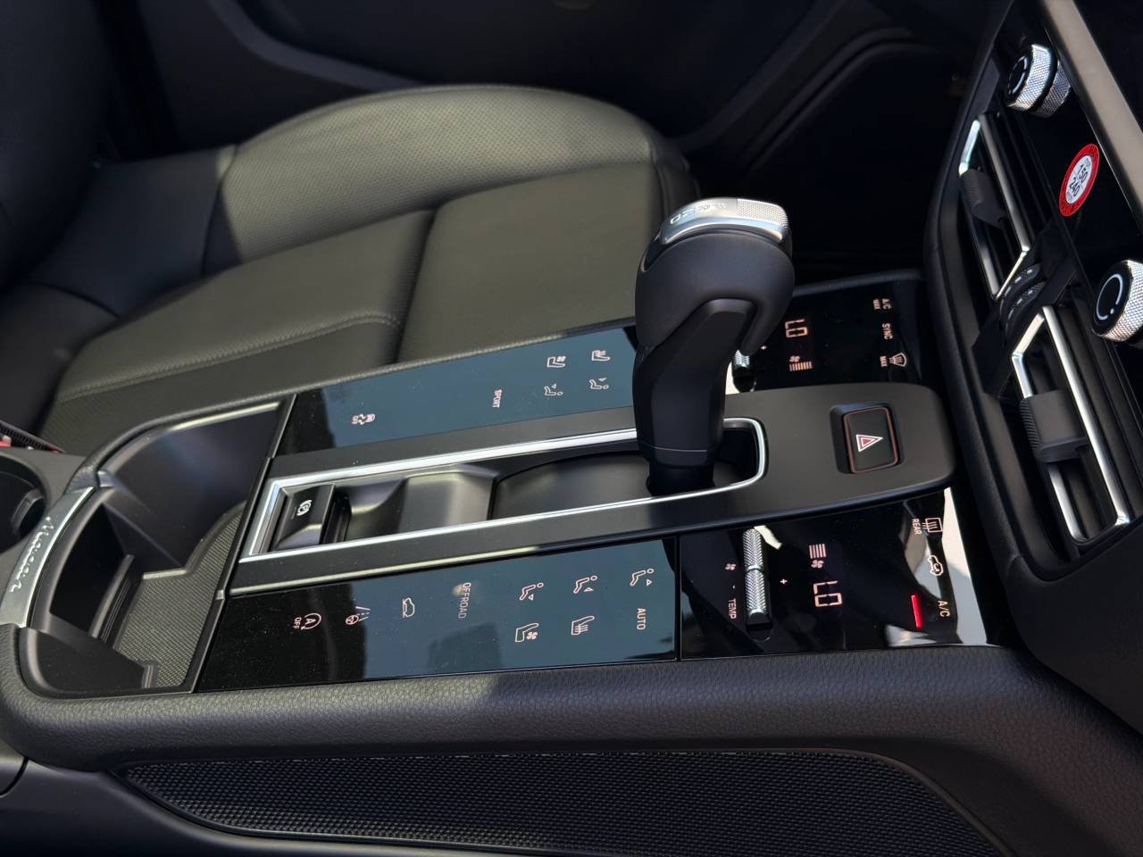 2026 Porsche Macan T - Photo 25