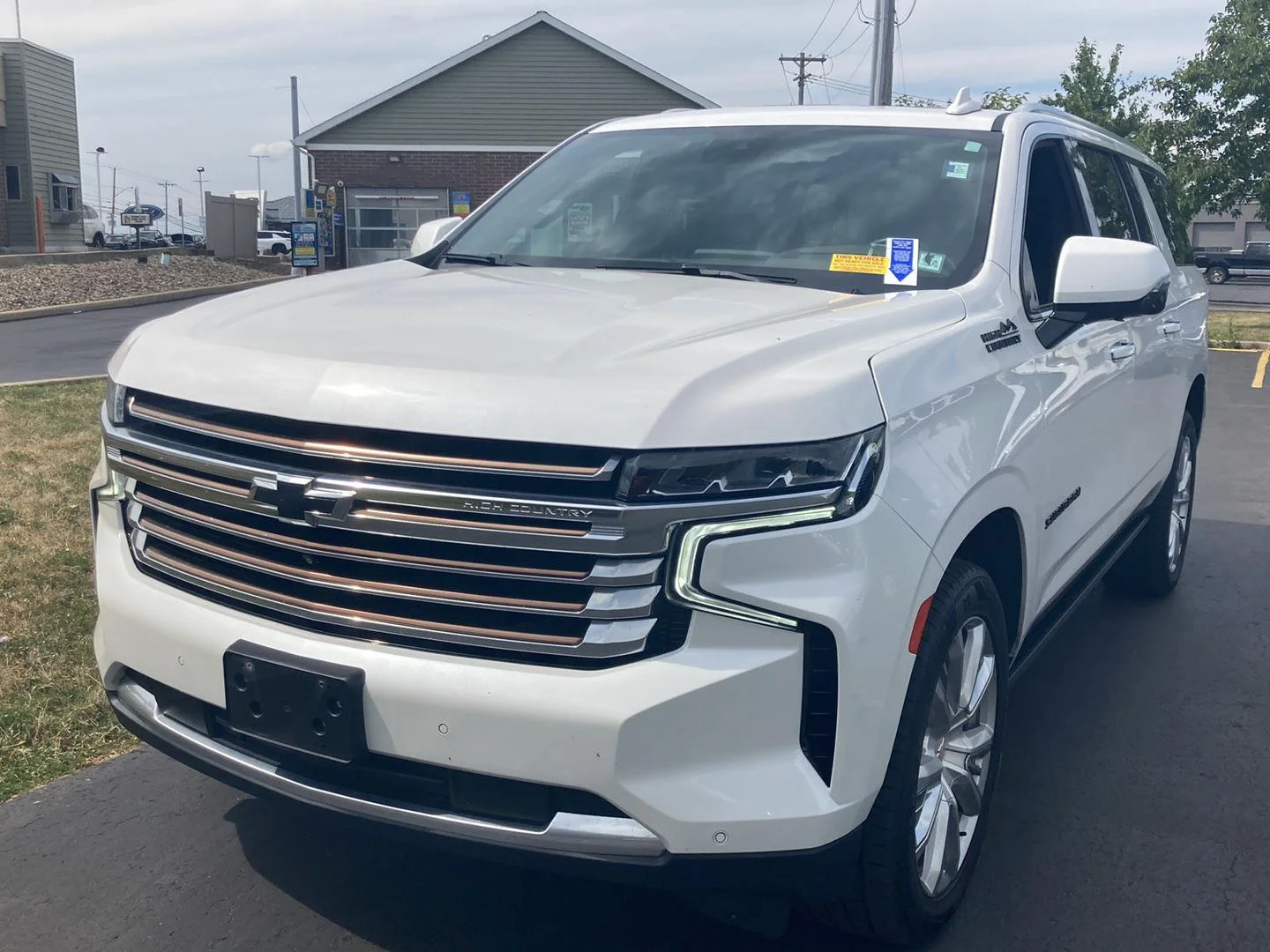 Used 2023 IRIDESCENT PEARL TRICOAT Chevrolet High Country image 3